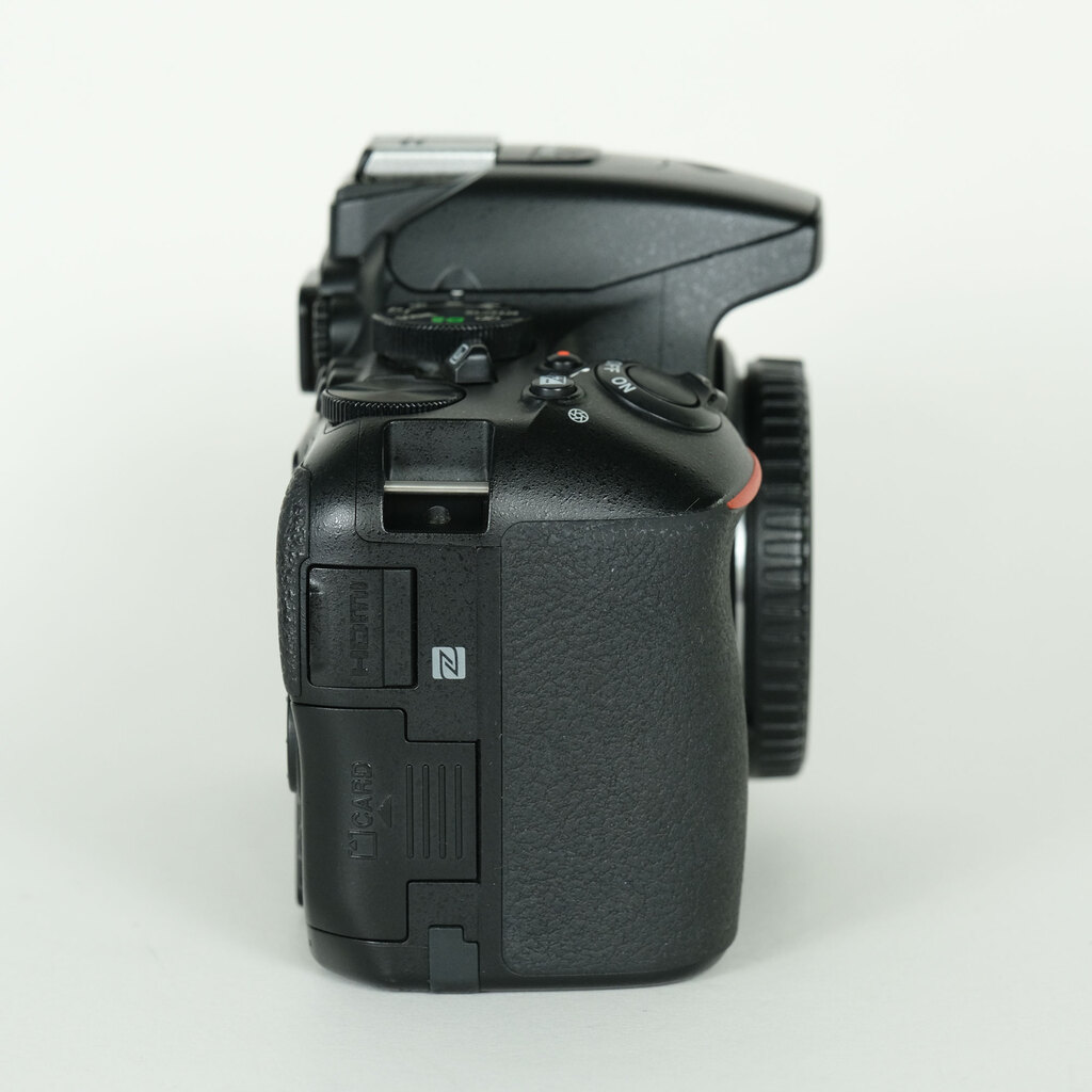 Nikon D5600 [�{�f�B]