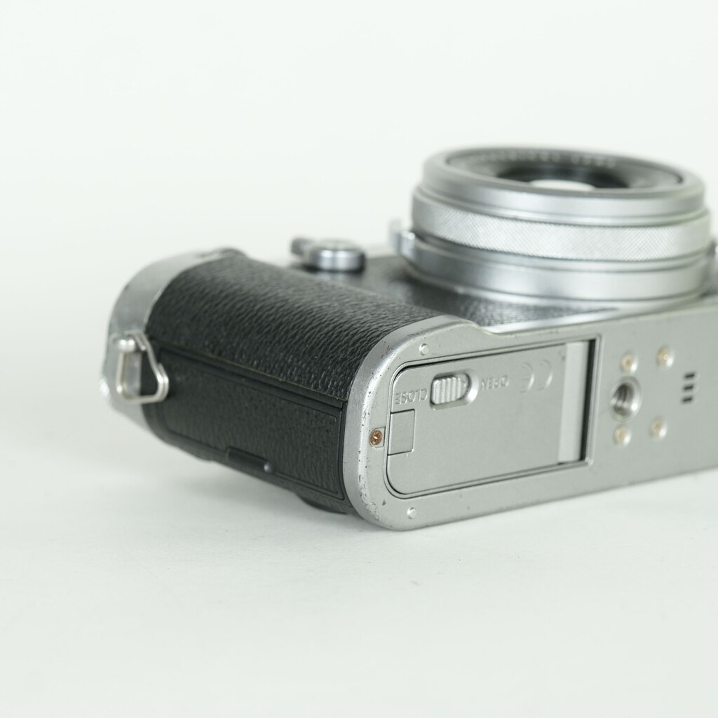 FUJIFILM X100F シルバー FUJIFILM X100F シルバー