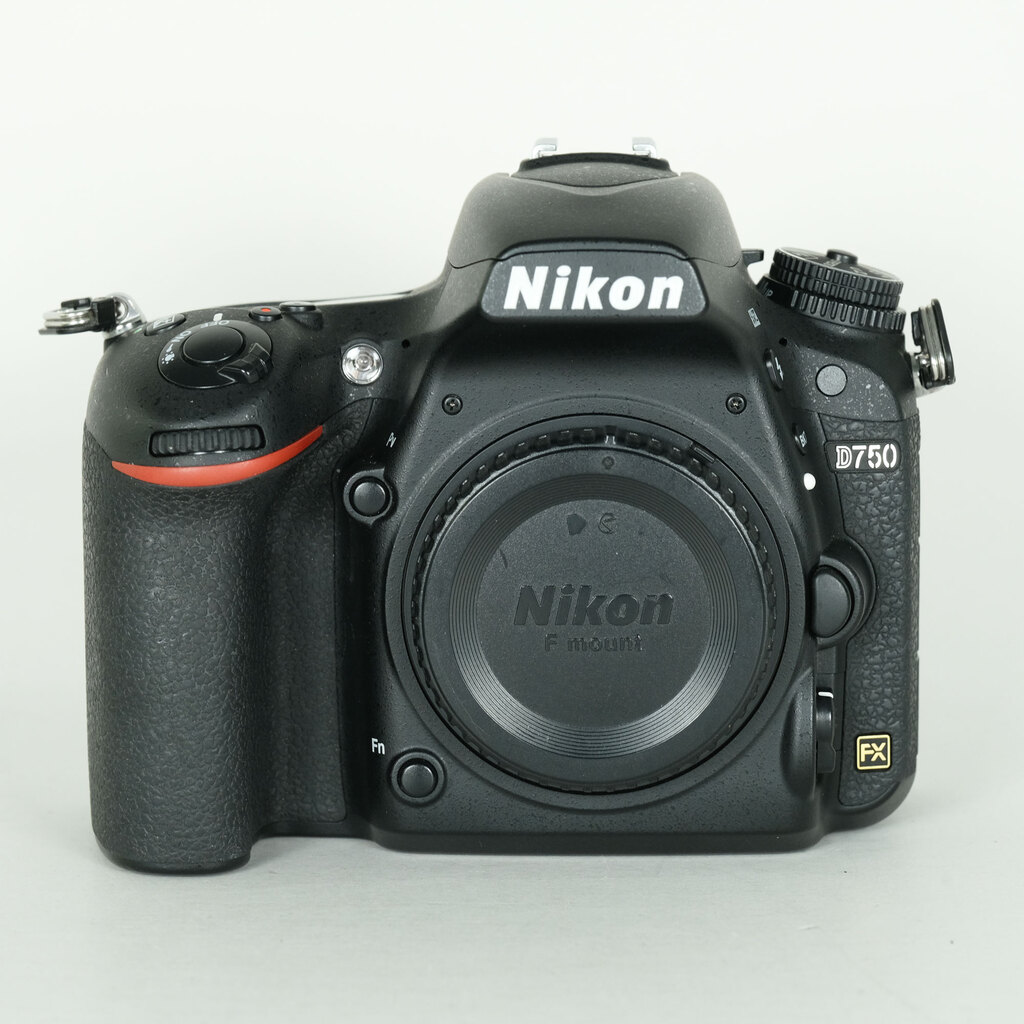 Nikon D750 [�{�f�B]