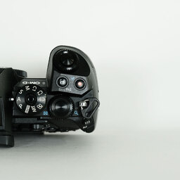 OLYMPUS OM-D E-M1 Mark II