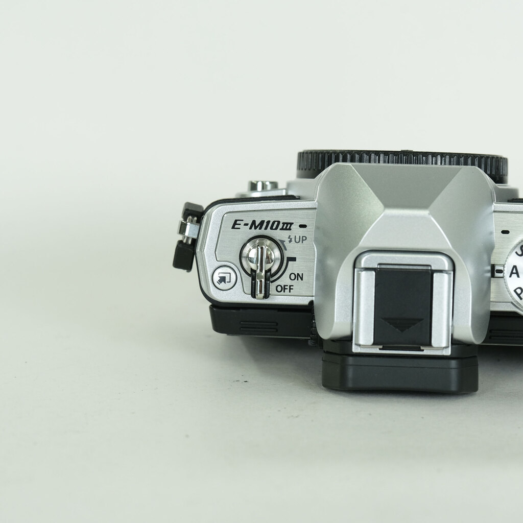 OLYMPUS OM-D E-M10 Mark III