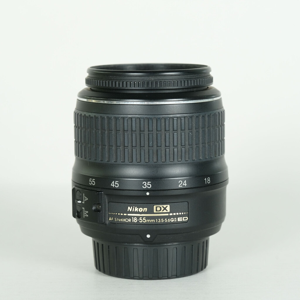 Nikon AF-S DX Zoom-Nikkor 18-55mm F3.5-5.6G ED II �u���b�N