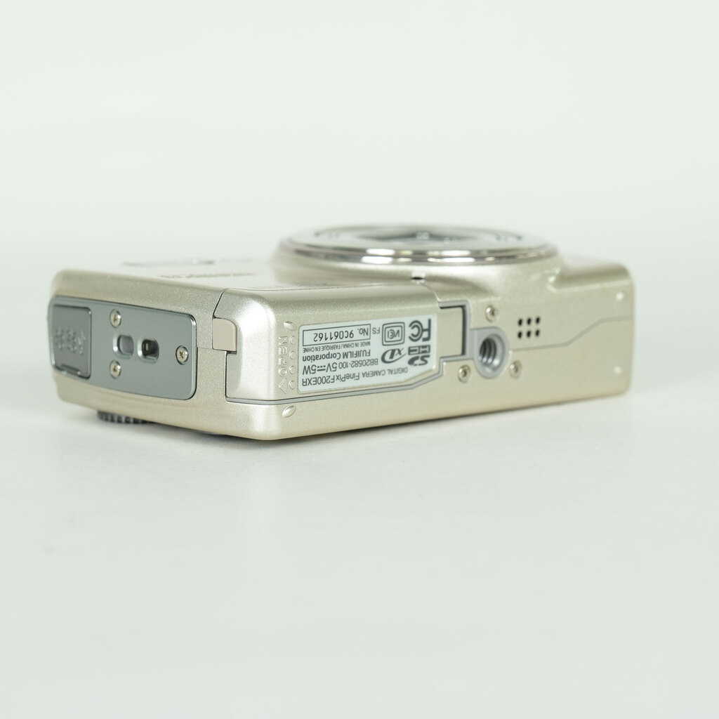 FUJIFILM FinePix F200EXR　シルバー