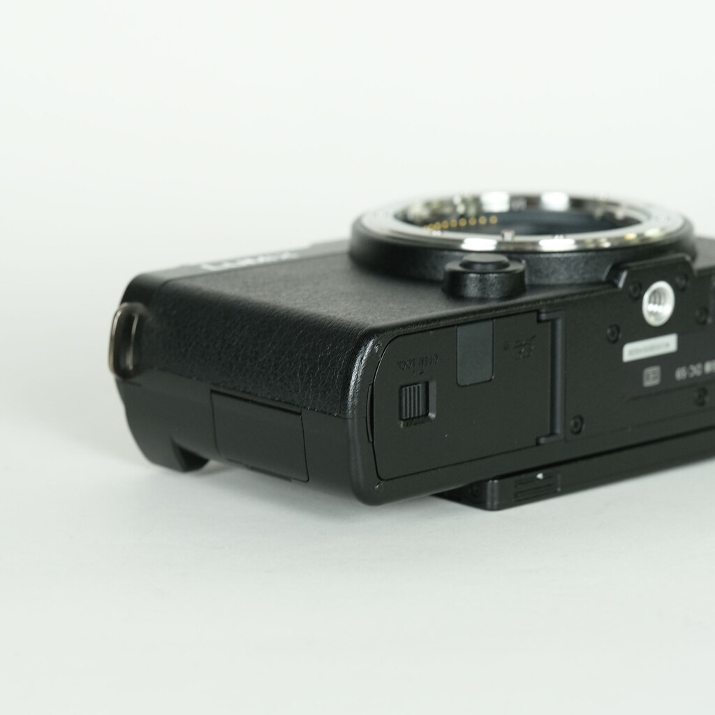 Panasonic LUMIX DC-S9 Panasonic LUMIX DC-S9