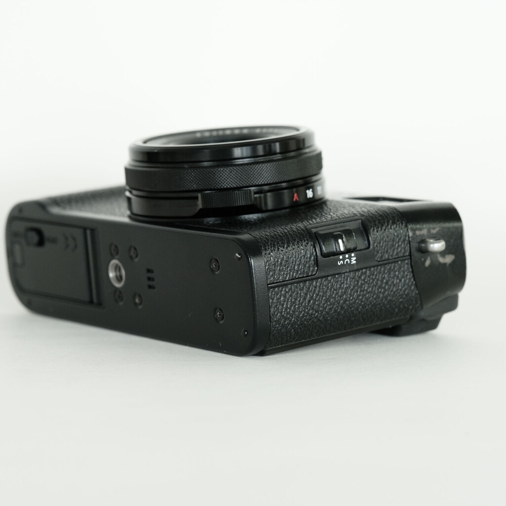 【完動品】Fujifilm X100F ブラック Amazon.com : Fujifilm X100F 24.3 MP APS-C Digital Camera-Black