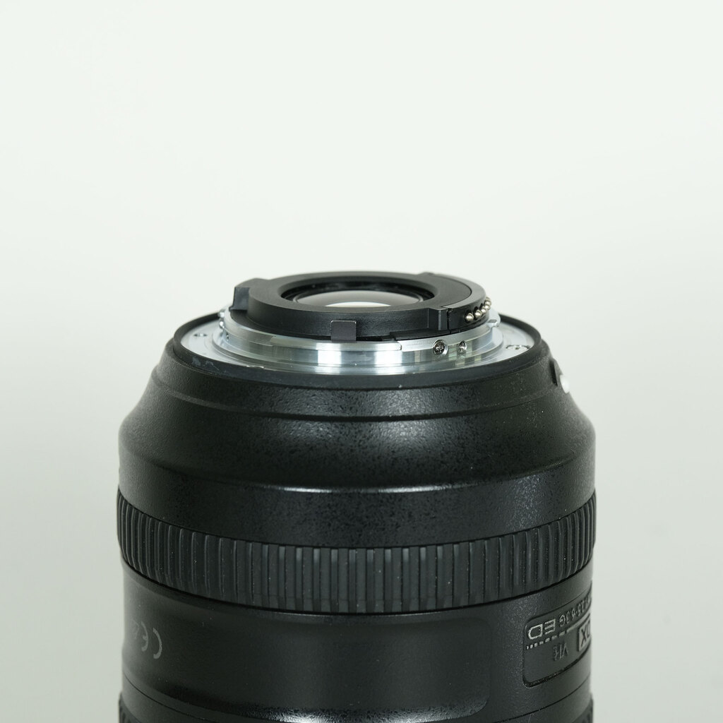 Nikon AF-S DX NIKKOR 18-300mm f/3.5-6.3G ED VR Nikon AF-S DX NIKKOR 18-300mm f/3.5-6.3G ED VR