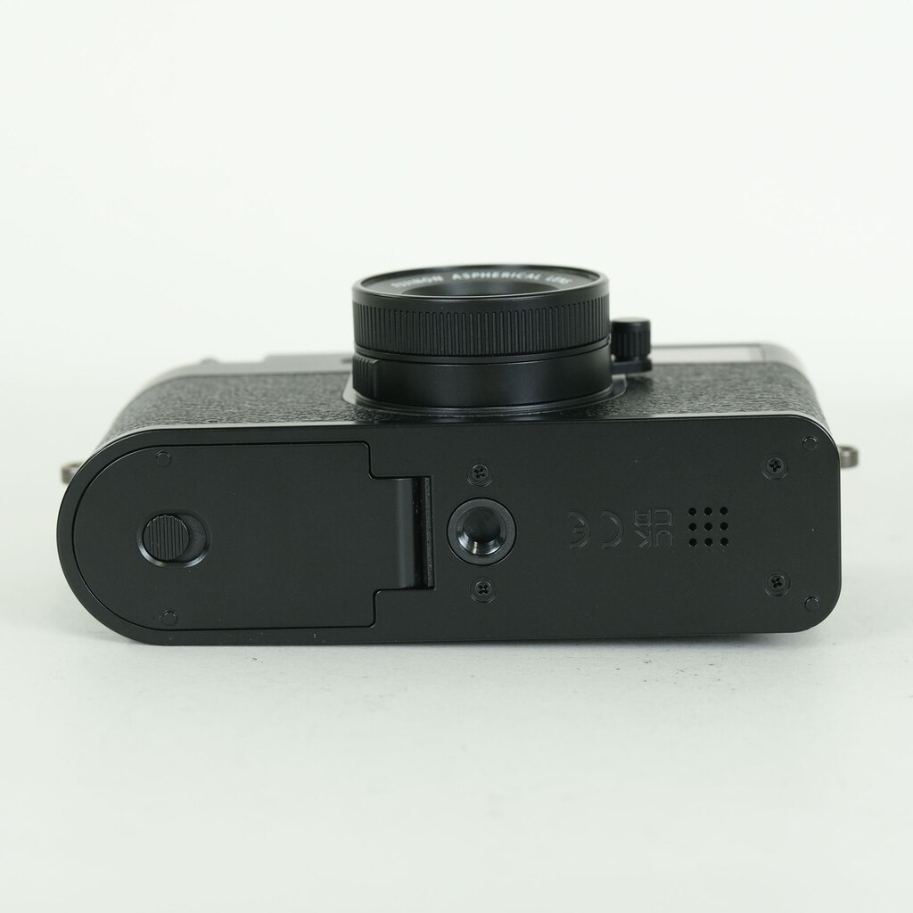 FUJIFILM X half X-HF1