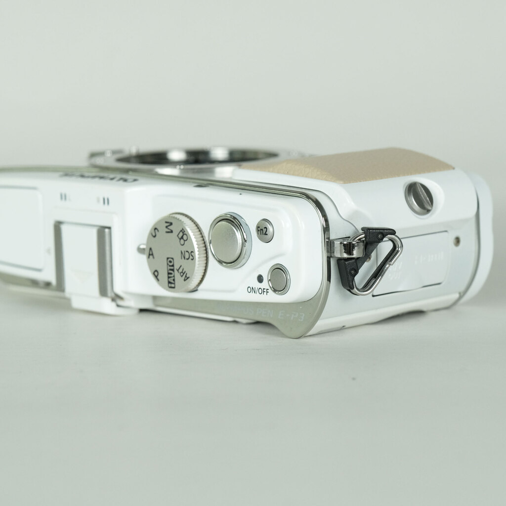 OLYMPUS PEN E-P3 ホワイト ボディ 別売グリップ付き OLYMPUS PEN E-P3 ボディ ホワイトの出品 | ONE SCENE（ワンシーン）