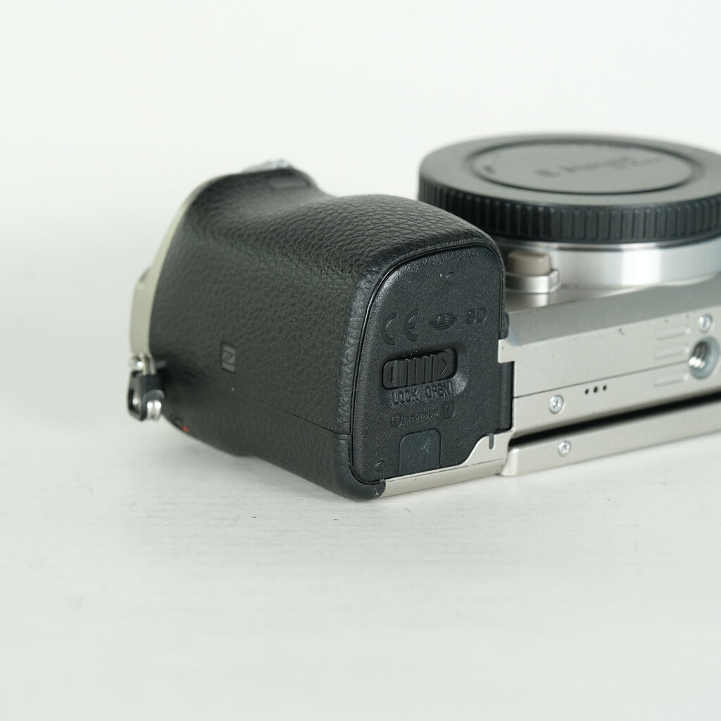 SONY α6000（ILCE-6000）の出品 | ONE SCENE（ワンシーン）