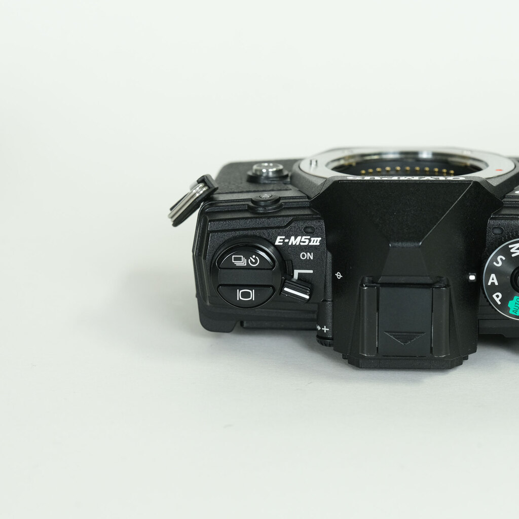 OLYMPUS OM-D E-M5 Mark III