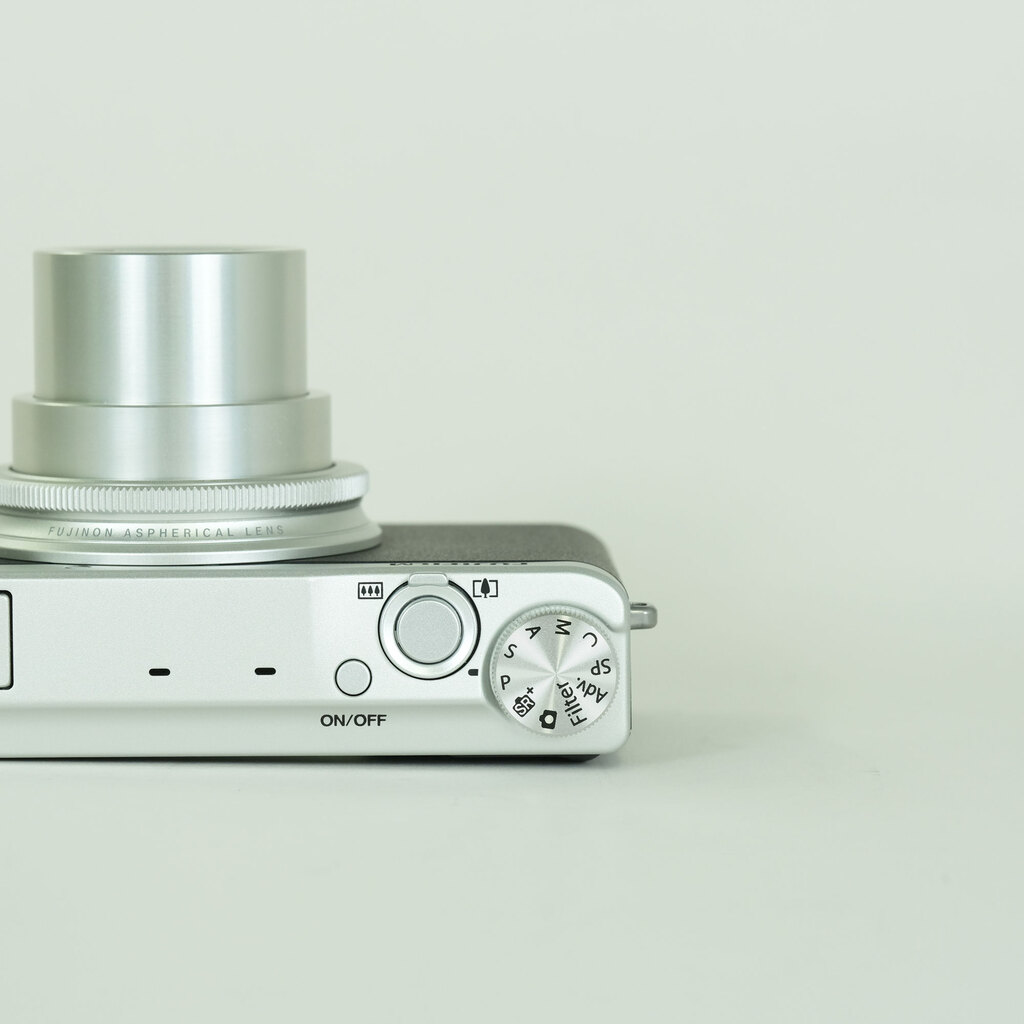 FUJIFILM XQ2 シルバー