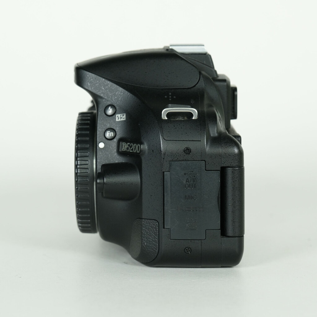 Nikon D5200 �{�f�B �u���b�N