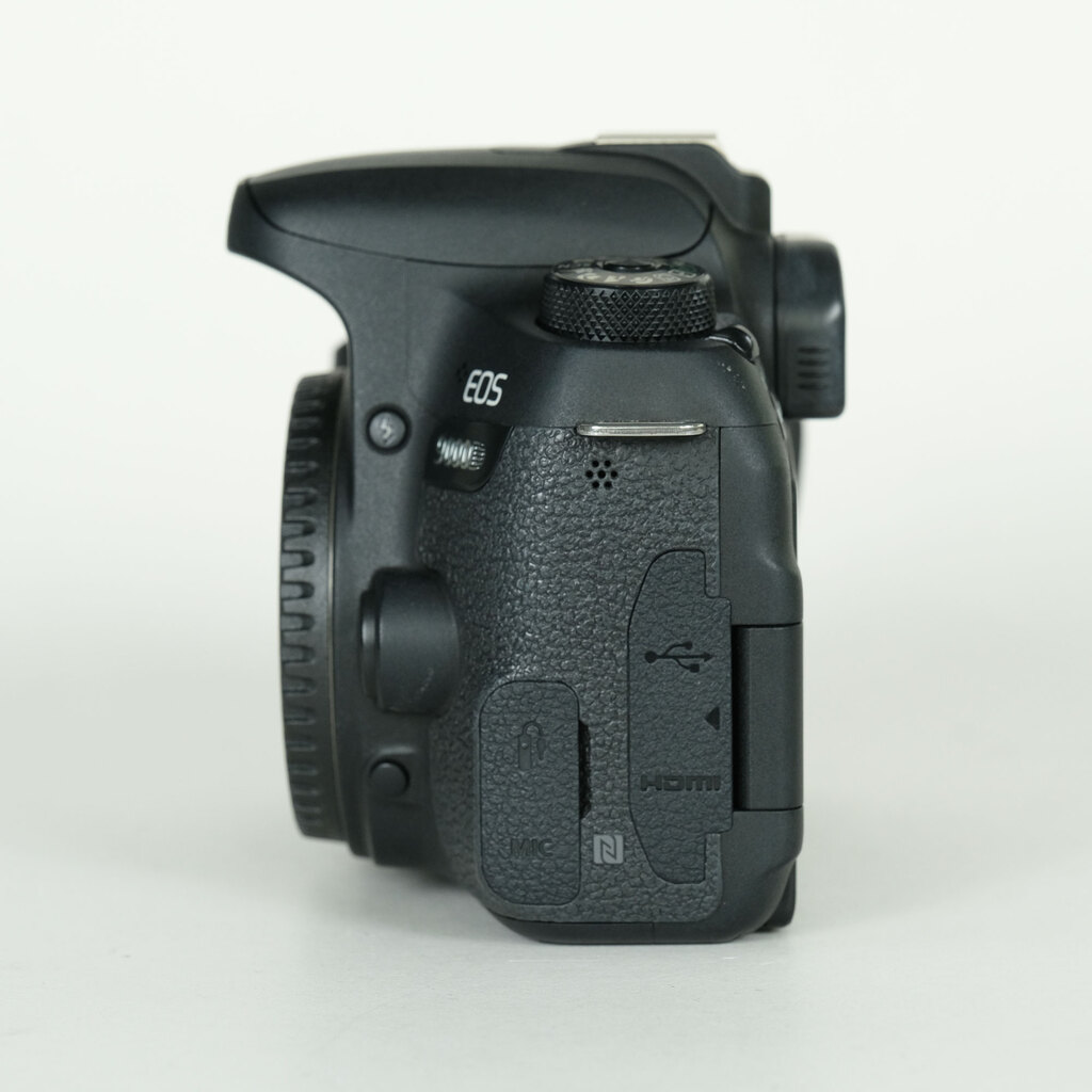 Canon EOS 9000D [�{�f�B]