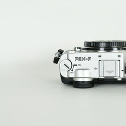 OLYMPUS PEN-F