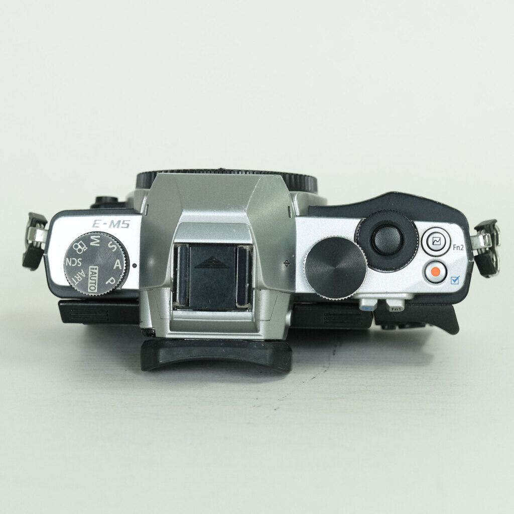 OLYMPUS OM-D E-M5 ボディ シルバー
