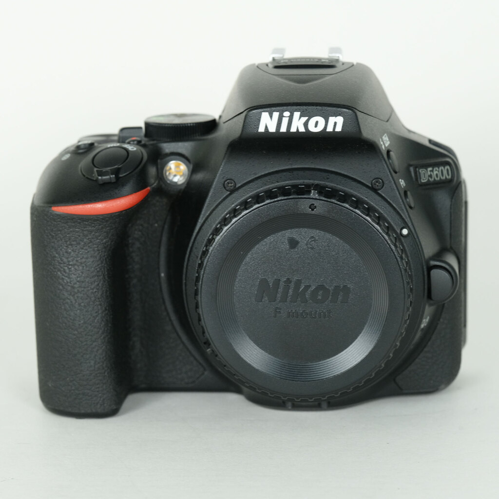 Nikon D5600 [�{�f�B]