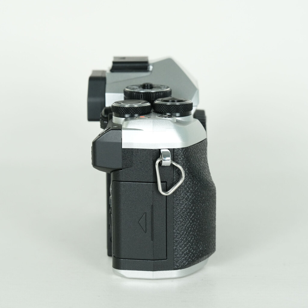 OM SYSTEM OM-5 Mark II ボディ シルバーの出品 | ONE SCENE（ワンシーン）