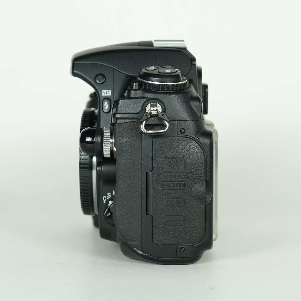 Nikon D300 �{�f�B
