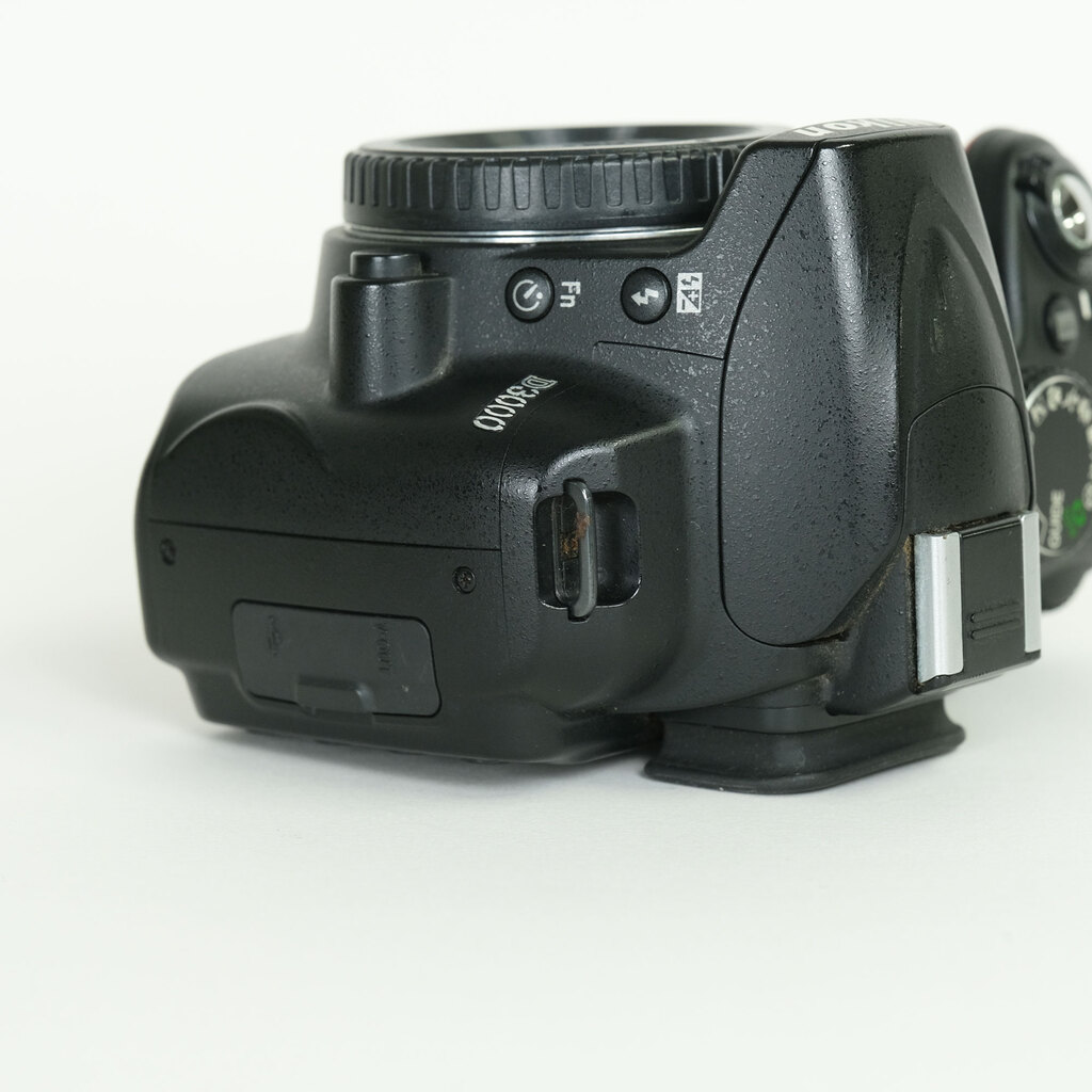 Nikon D3000 ボディ