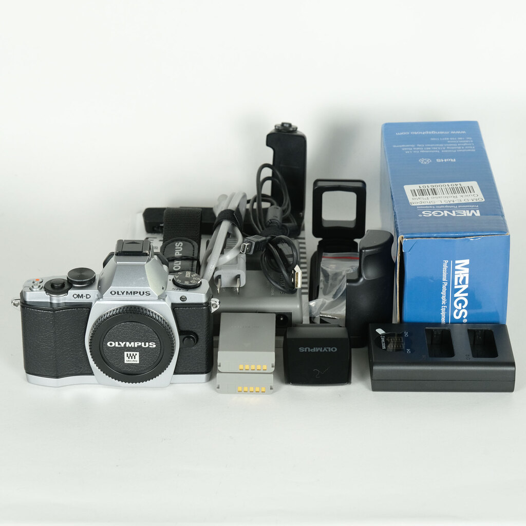 OLYMPUS OM-D E-M5 ボディ シルバー OLYMPUS OM-D E-M5 ボディ シルバー