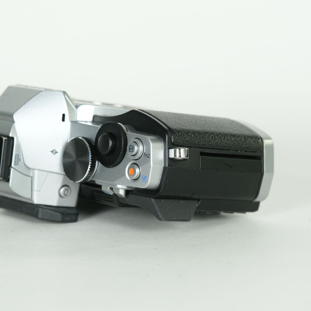 OLYMPUS OM-D E-M5 ボディ シルバー OLYMPUS OM-D E-M5 ボディ シルバー