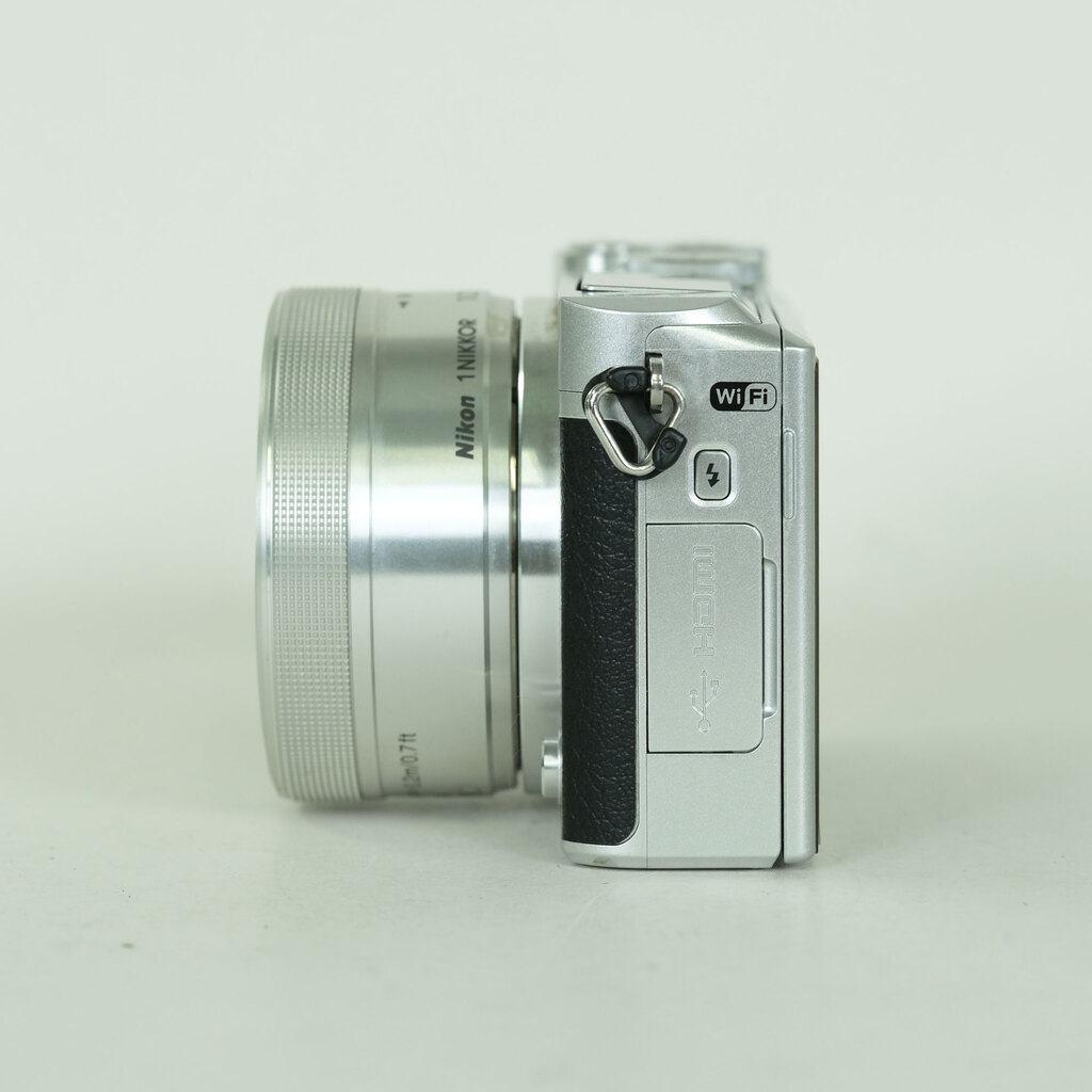 Nikon Nikon1 J5 標準パワーズームレンズキット シルバー Nikon Nikon1 J5 標準パワーズームレンズキット シルバー