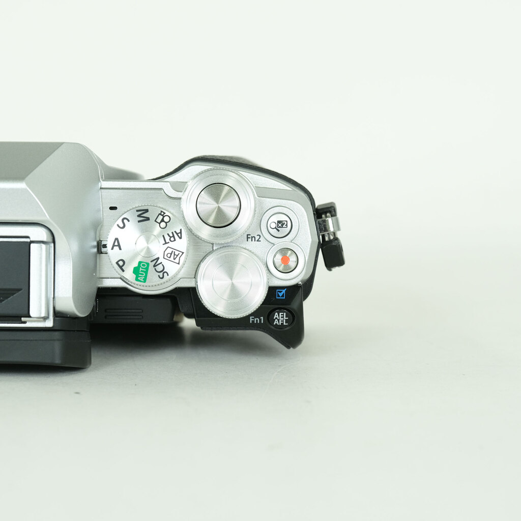 OLYMPUS OM-D E-M10 Mark III