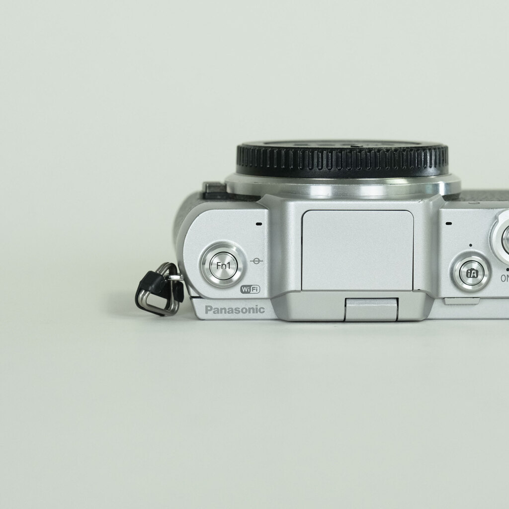 Panasonic LUMIX DMC-GF7 ボディ シルバー