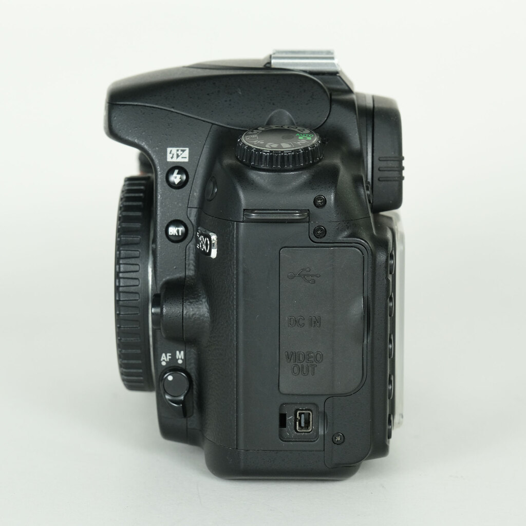 Nikon D80 �{�f�B