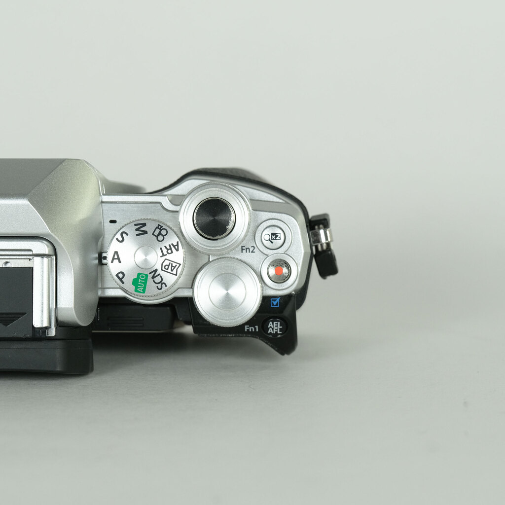 OLYMPUS OM-D E-M10 Mark III