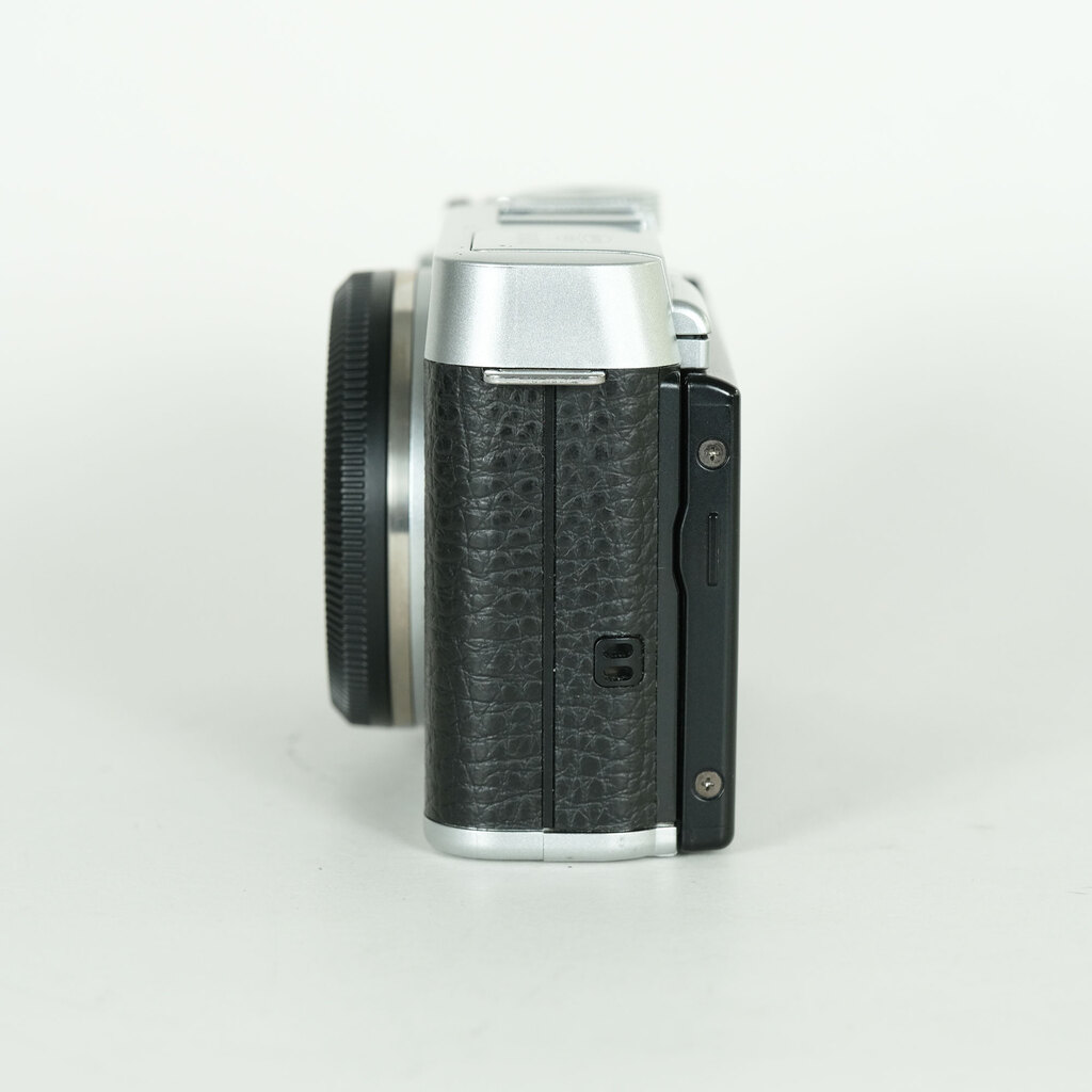 FUJIFILM X-A1 ボディ シルバー
