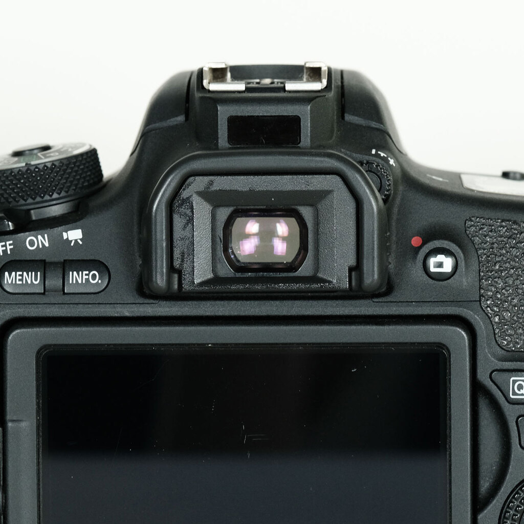 Canon EOS 8000D