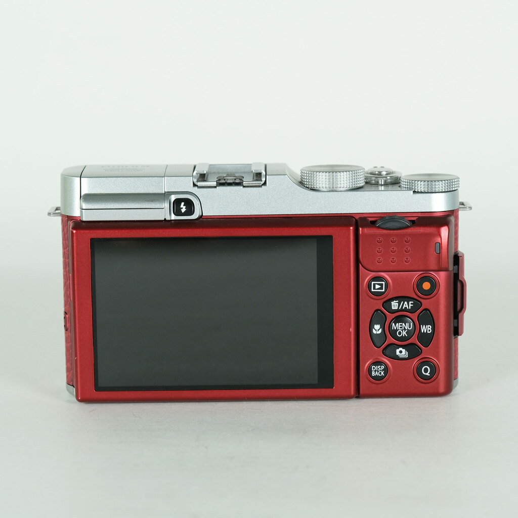 FUJIFILM X-A1 ボディ レッドの出品 | ONE SCENE（ワンシーン）