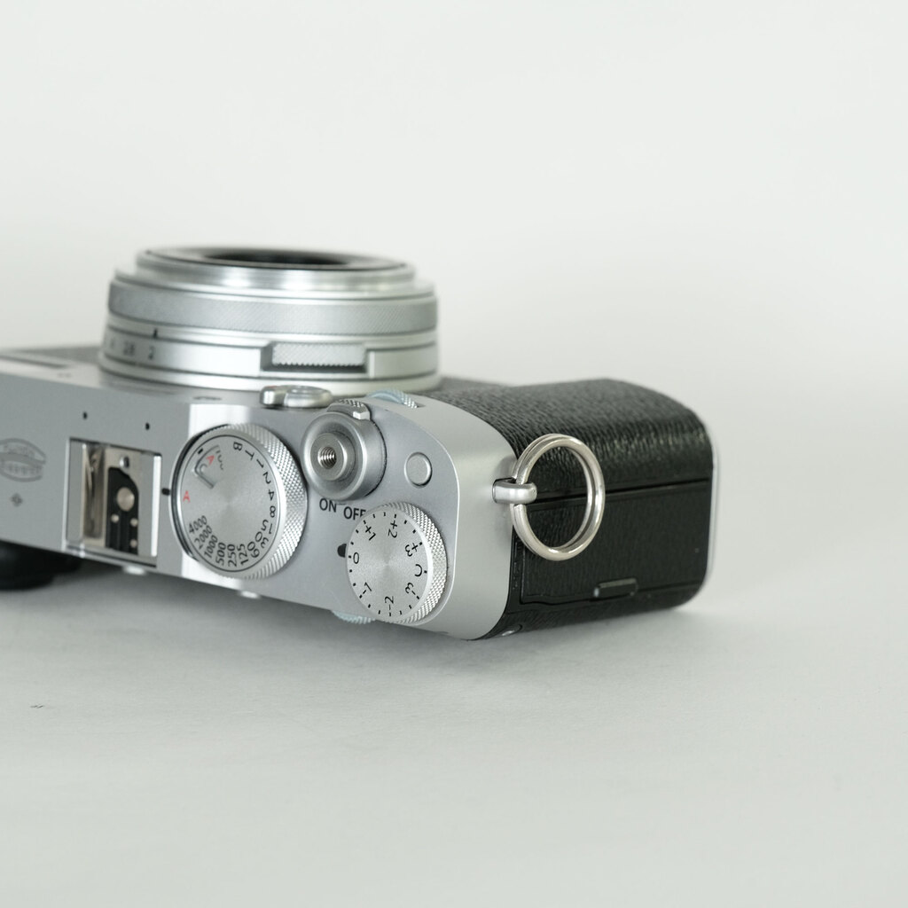 【ほぼ未使用品】Fujifilm X100V シルバー FUJIFILM X100V シルバーの出品 | ONE SCENE（ワンシーン）