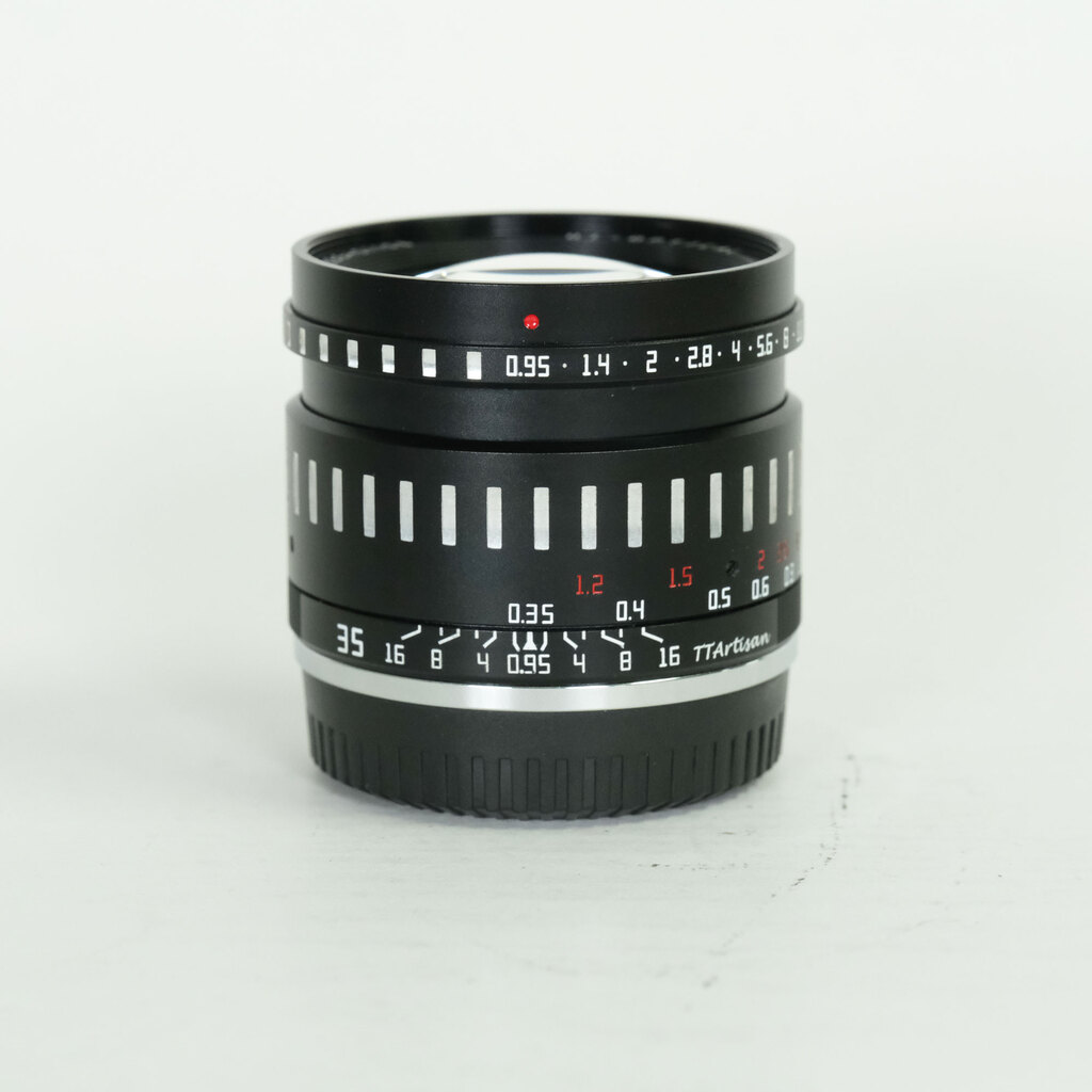 銘匠光学 TTArtisan 35mm F0.95 C (フジフイルムX用) ブラック×シルバー