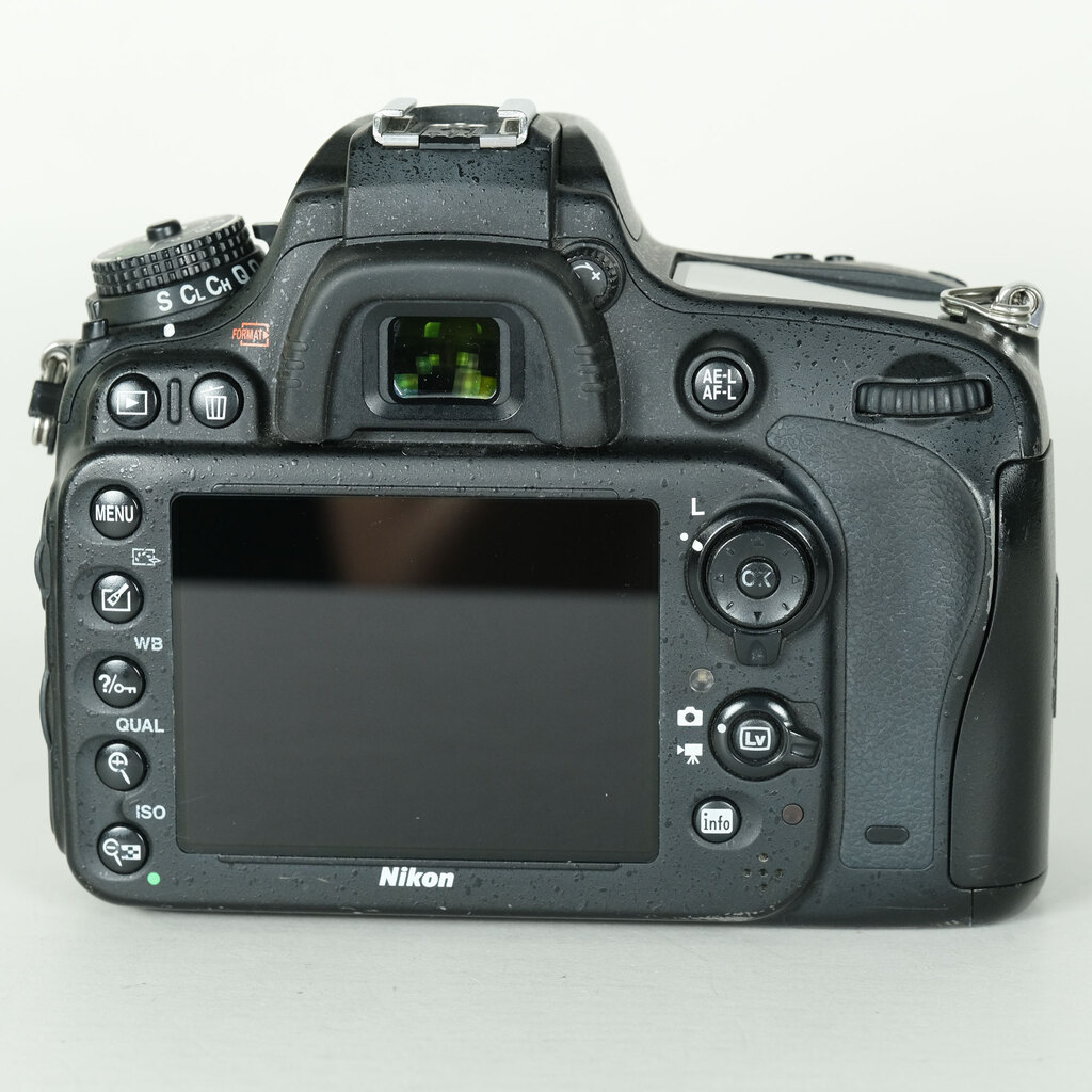 Nikon D610 [�{�f�B]