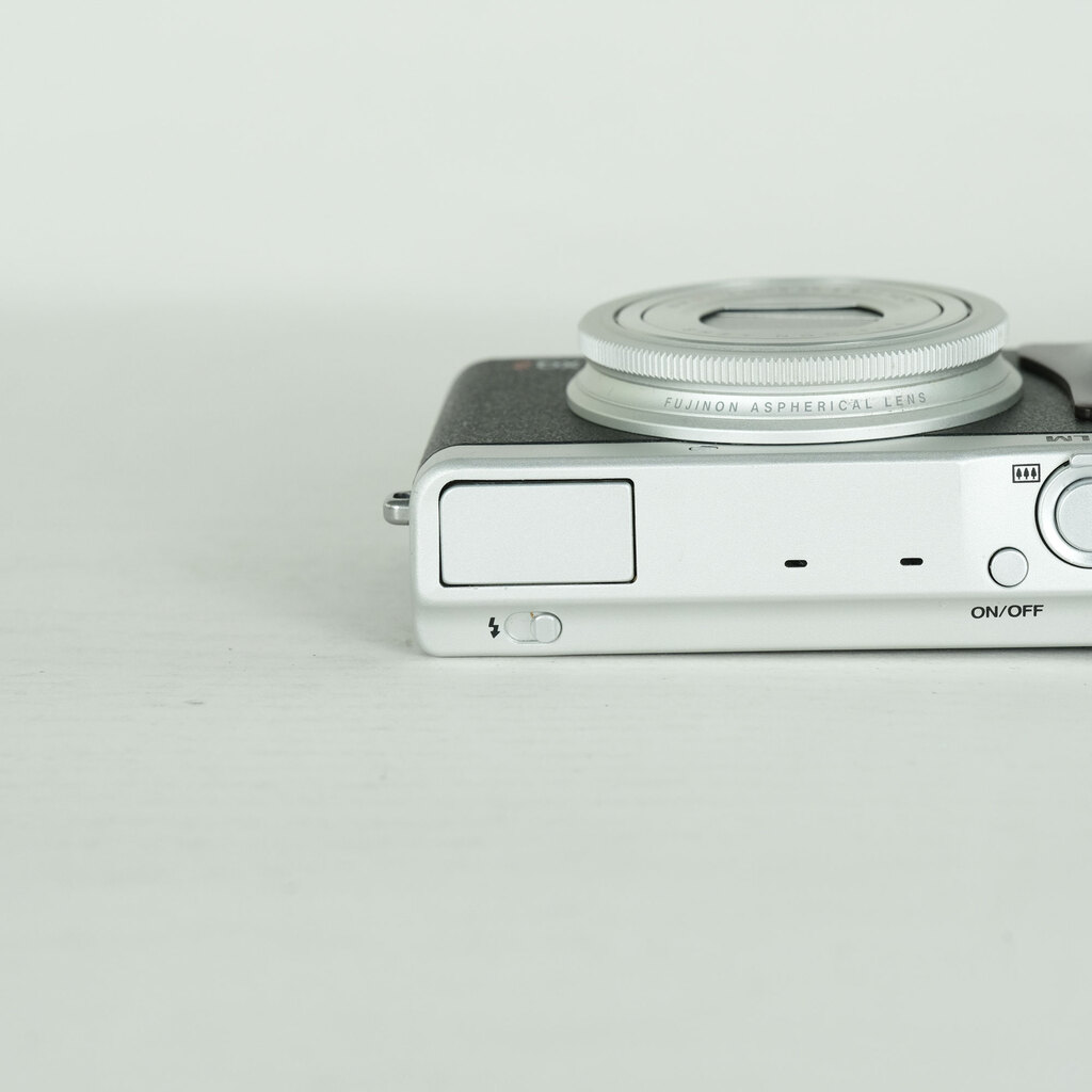 FUJIFILM XQ2 シルバーの出品 | ONE SCENE（ワンシーン）