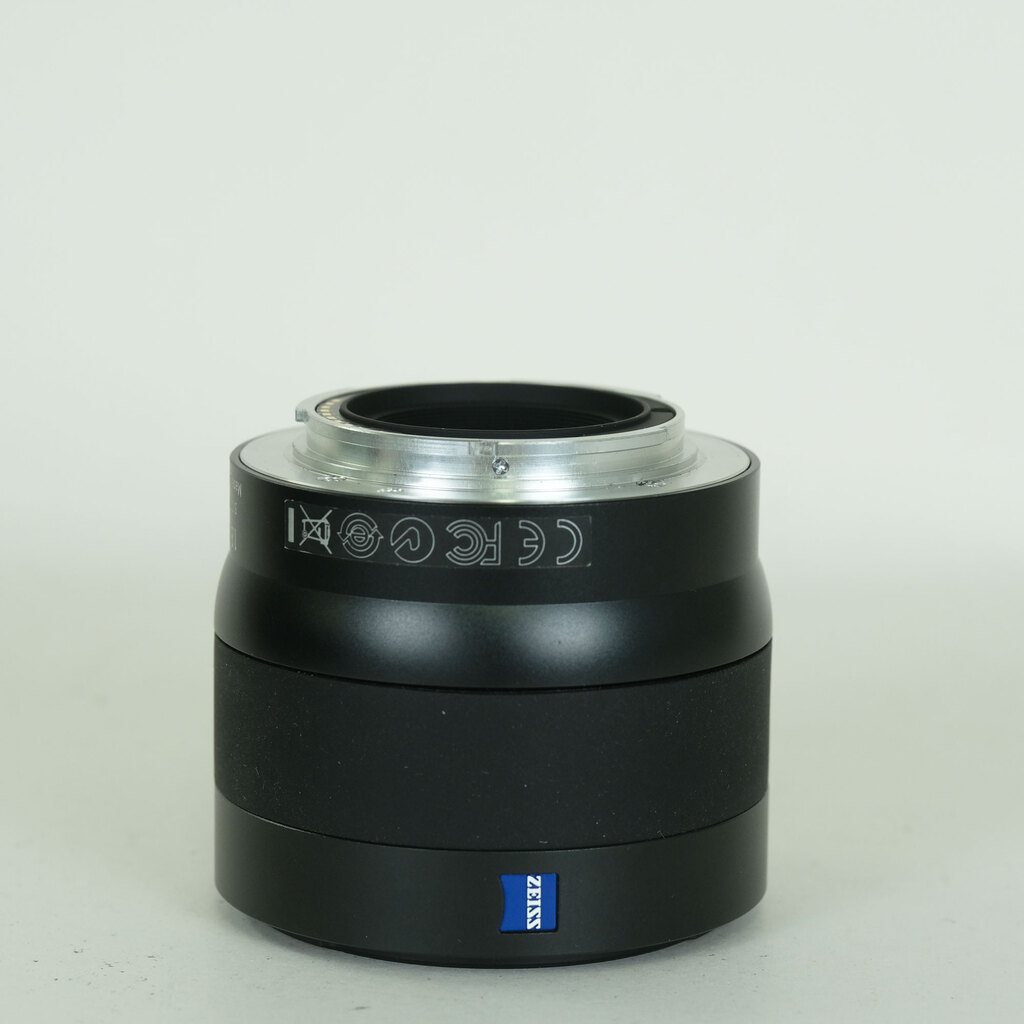 Carl Zeiss Touit 32mm F1.8(ソニーE用) Carl Zeiss Touit 32mm F1.8(ソニーE用)