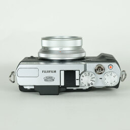 FUJIFILM X30 シルバー コンパクトデジタルカメラ コンデジ 動作品 FUJIFILM X30 シルバーの出品 | ONE SCENE（ワンシーン）