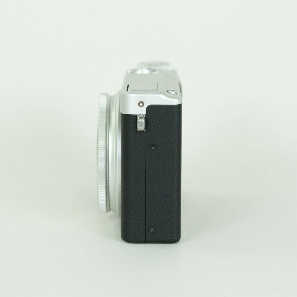 FUJIFILM XQ2 シルバー