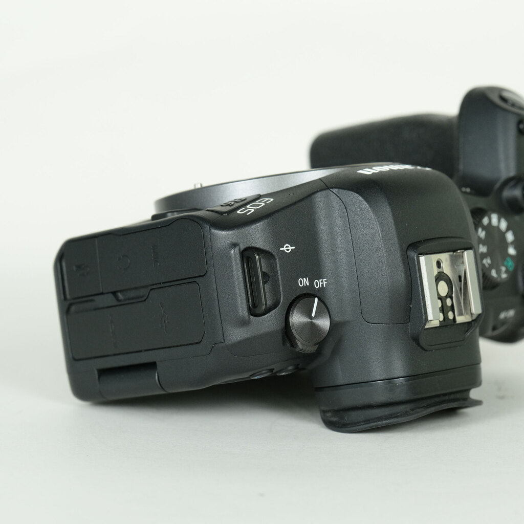 Canon EOS R6 Canon EOS R6