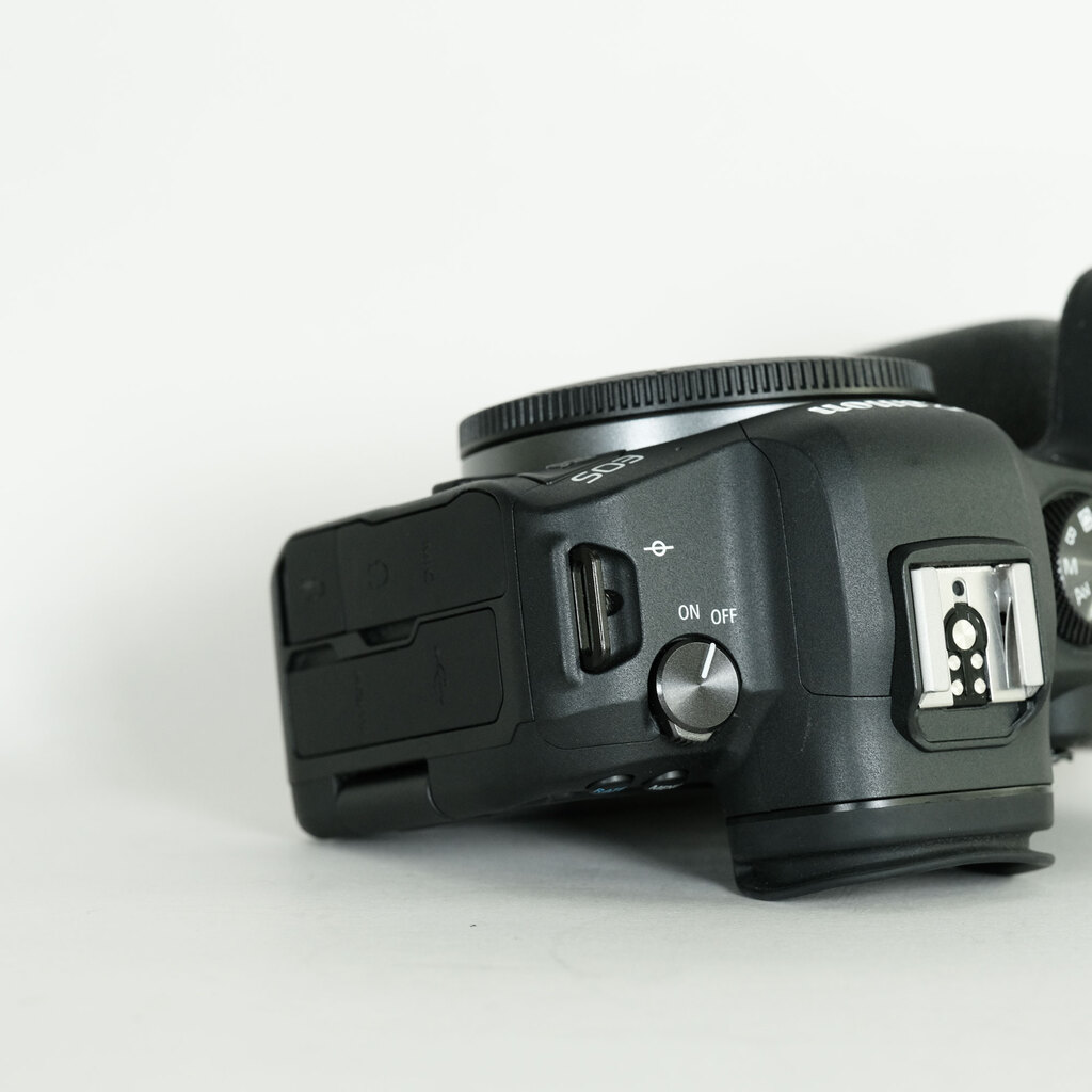 Canon EOS R6 Canon EOS R6