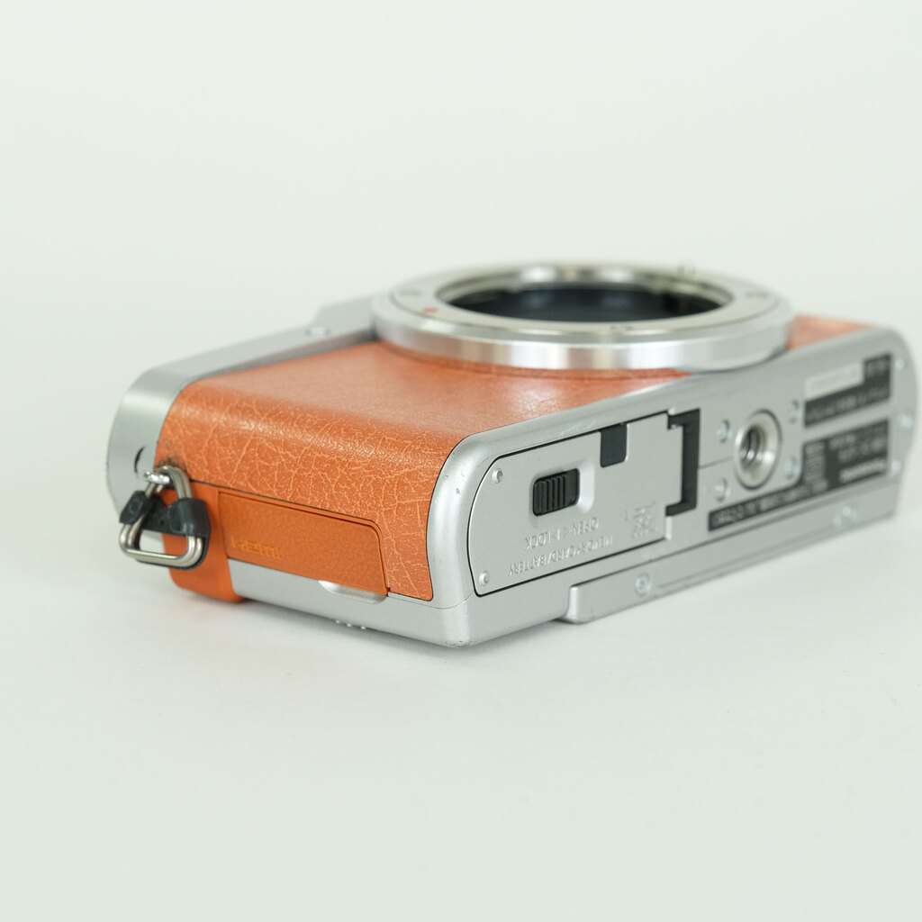 Panasonic LUMIX DC-GF9 ボディ オレンジ