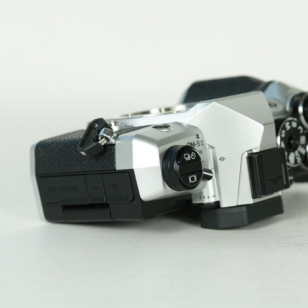 OM SYSTEM OM-5 Mark II ボディ シルバーの出品 | ONE SCENE（ワンシーン）