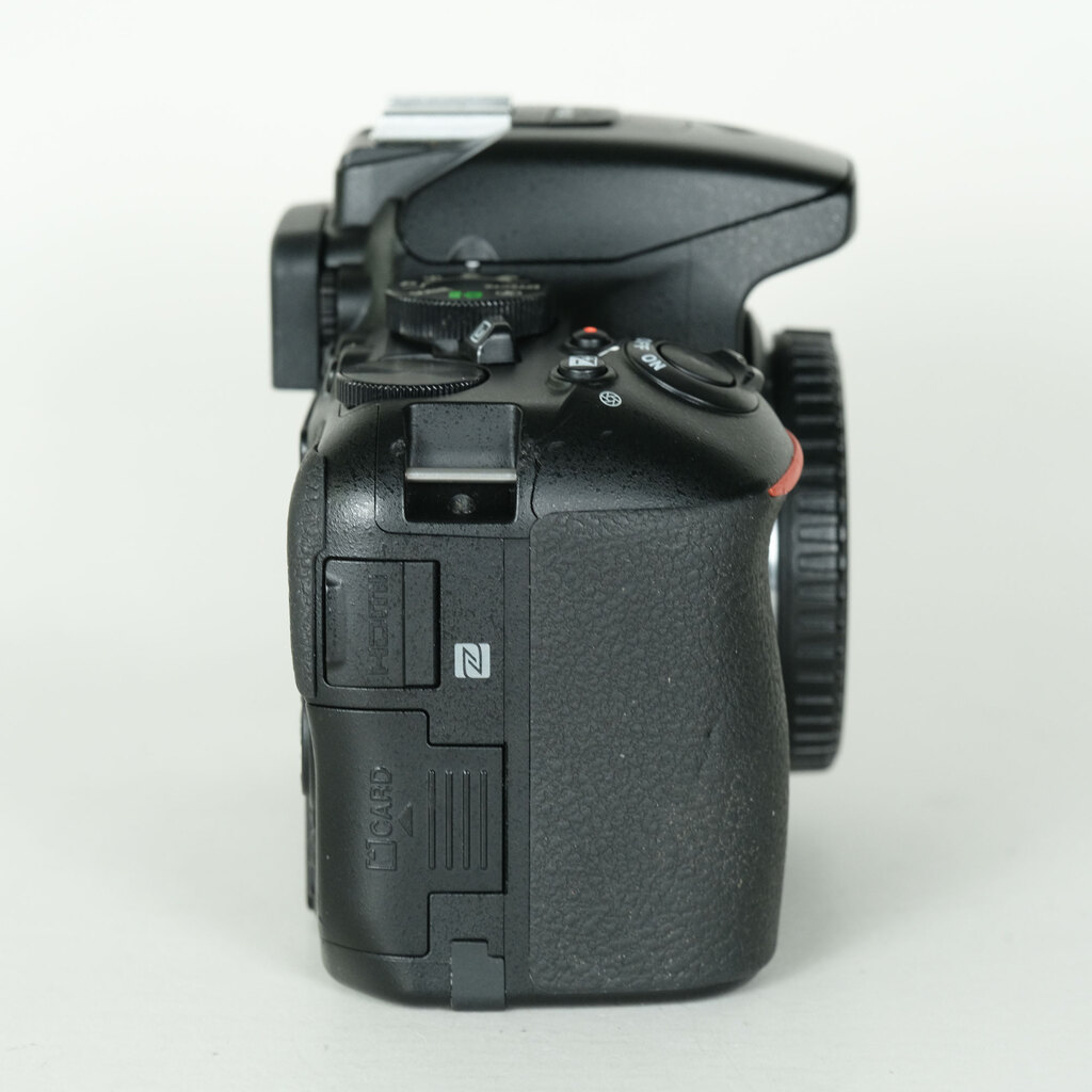 Nikon D5600 [�{�f�B]