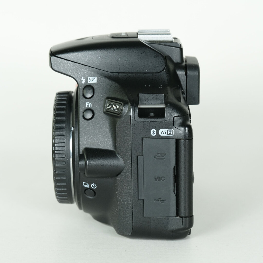 Nikon D5600 [�{�f�B]