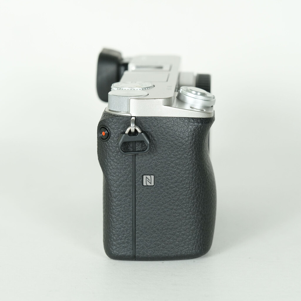 SONY ��6000�iILCE-6000�j [�{�f�B �V���o�[]