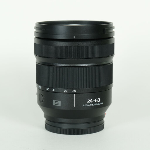 カメラ本体の小型化にマッチしたF2.8標準ズームレンズ。Panasonic