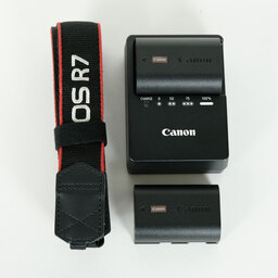 Canon EOS R7 Canon EOS R7