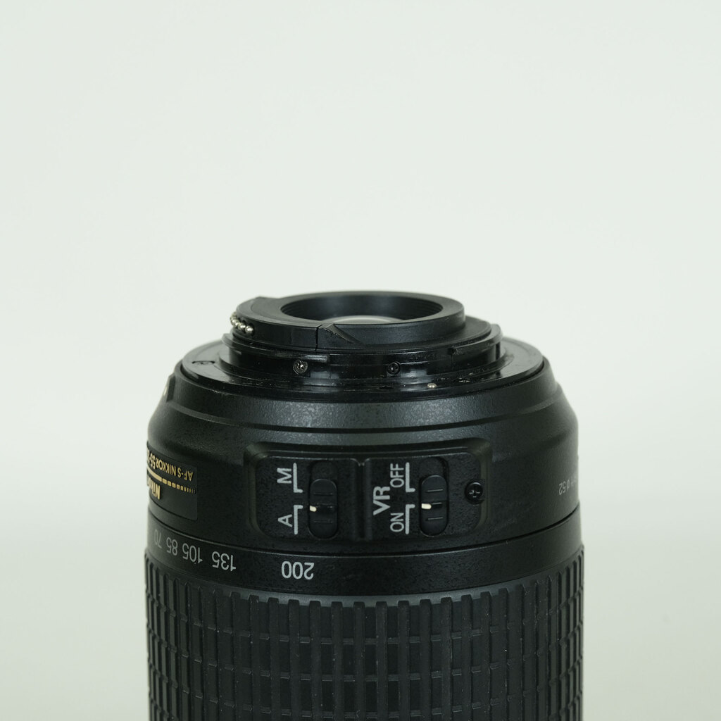 Nikon AF-S DX VR Zoom-Nikkor 55-200mm F4-5.6G IF-ED Nikon AF-S DX VR Zoom-Nikkor 55-200mm F4-5.6G IF-ED